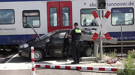 Eine Seniorin ist mit ihrem Auto an einem Bahnübergang mit einer S-Bahn zusammengestoßen. / Foto: Frm/dpa