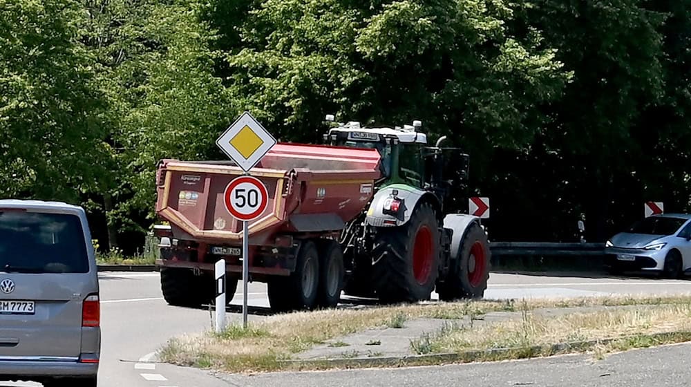Weil es für einen Autofahrer hinter einem Traktor zu langsam voran ging, setzte er zu einem gewagten Überholmanöver an und riskierte dabei einen Zusammenstoß mit einem Polizeistreifenwagen (Symbolbild).  / Foto: Bernd Weißbrod/dpa