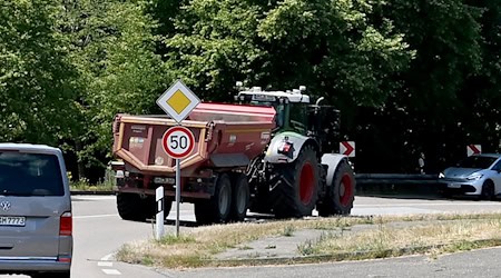 Weil es für einen Autofahrer hinter einem Traktor zu langsam voran ging, setzte er zu einem gewagten Überholmanöver an und riskierte dabei einen Zusammenstoß mit einem Polizeistreifenwagen (Symbolbild).  / Foto: Bernd Weißbrod/dpa