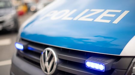 Zwei Autofahrer liefern sich ein illegales Autorennen durch Oldenburg - bis die Polizei die Verfolgung aufnimmt. (Symbolbild)   / Foto: Lino Mirgeler/dpa