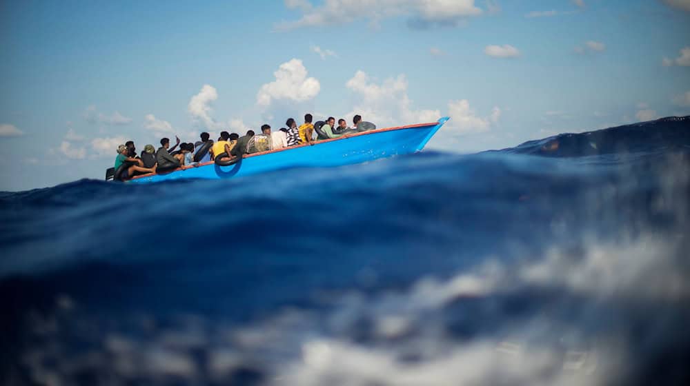 Ob die Bundesregierung Mittel für die zivile Seenotrettung im Mittelmeer geben sollte, darüber gehen die Meinungen auseinander. (Archivbild) / Foto: Francisco Seco/AP/dpa