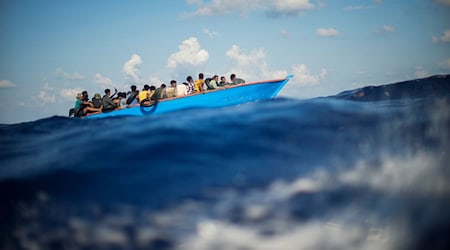 Ob die Bundesregierung Mittel für die zivile Seenotrettung im Mittelmeer geben sollte, darüber gehen die Meinungen auseinander. (Archivbild) / Foto: Francisco Seco/AP/dpa