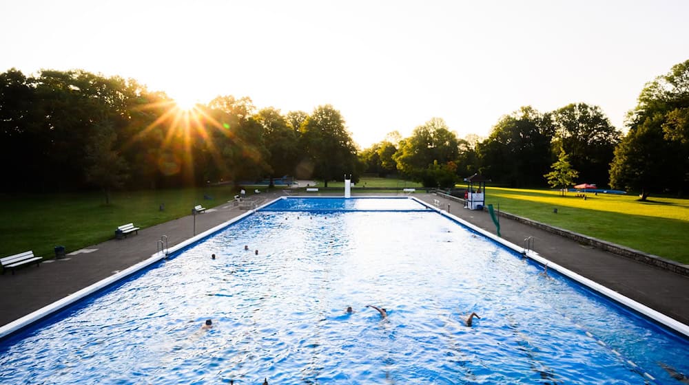 Viele Schwimmbäder sind in die Jahre gekommen, Sanierungs- und Energiekosten belasten die Kommunen. Der Initiative Bäderallianz schlägt einen bundesweiten Schwimmbadplan mit großen Investitionen vor.  / Foto: Julian Stratenschulte/dpa
