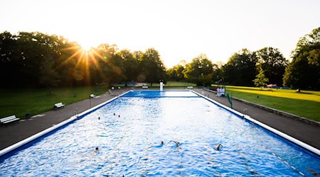 Viele Schwimmbäder sind in die Jahre gekommen, Sanierungs- und Energiekosten belasten die Kommunen. Der Initiative Bäderallianz schlägt einen bundesweiten Schwimmbadplan mit großen Investitionen vor.  / Foto: Julian Stratenschulte/dpa