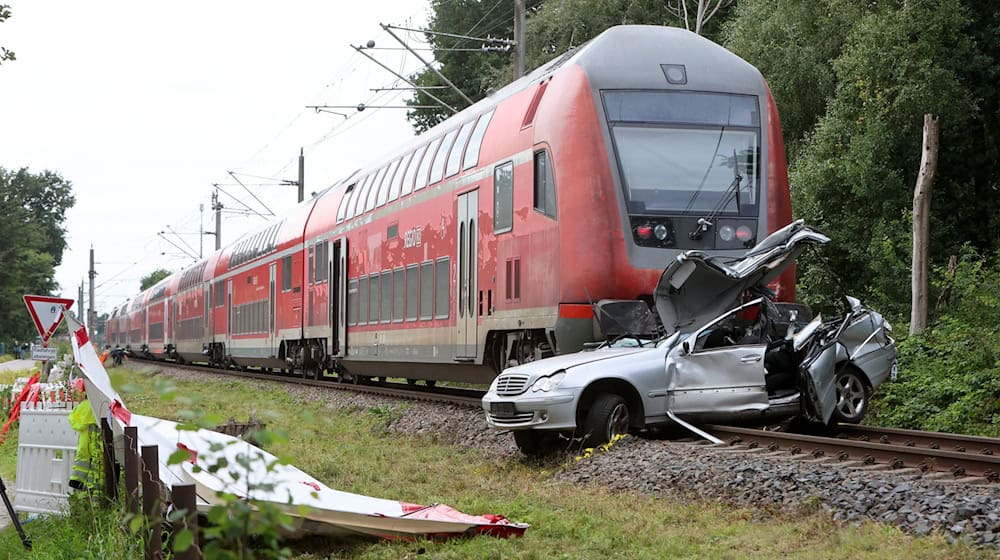 Nach dem tödlichen Unfall an einem Bahnübergang in Bad Zwischenahn fahren die Züge auf der Strecke wieder planmäßig. / Foto: Christian Butt/dpa