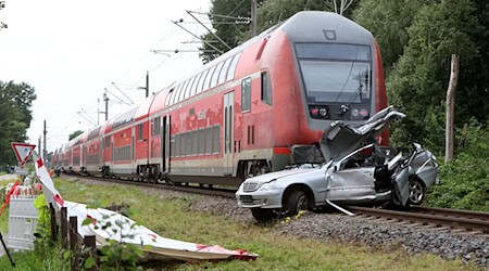 Nach dem tödlichen Unfall an einem Bahnübergang in Bad Zwischenahn fahren die Züge auf der Strecke wieder planmäßig. / Foto: Christian Butt/dpa