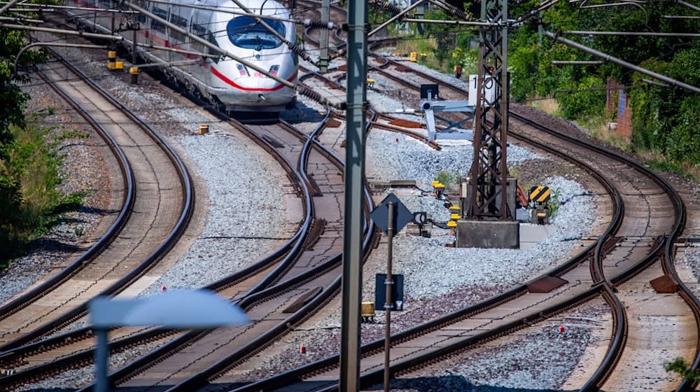 Am Bremer Hauptbahnhof könnten Verbindungen ausfallen. (Symbolbild) / Foto: Jens Büttner/dpa