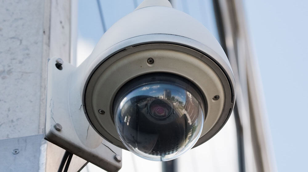 Geht es nach dem niedersächsischen Innenministerium, soll die Polizei bei der Videoüberwachung künftig Künstliche Intelligenz einsetzen dürfen. (Symbolbild) / Foto: Julian Stratenschulte/dpa