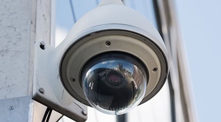 Geht es nach dem niedersächsischen Innenministerium, soll die Polizei bei der Videoüberwachung künftig Künstliche Intelligenz einsetzen dürfen. (Symbolbild) / Foto: Julian Stratenschulte/dpa