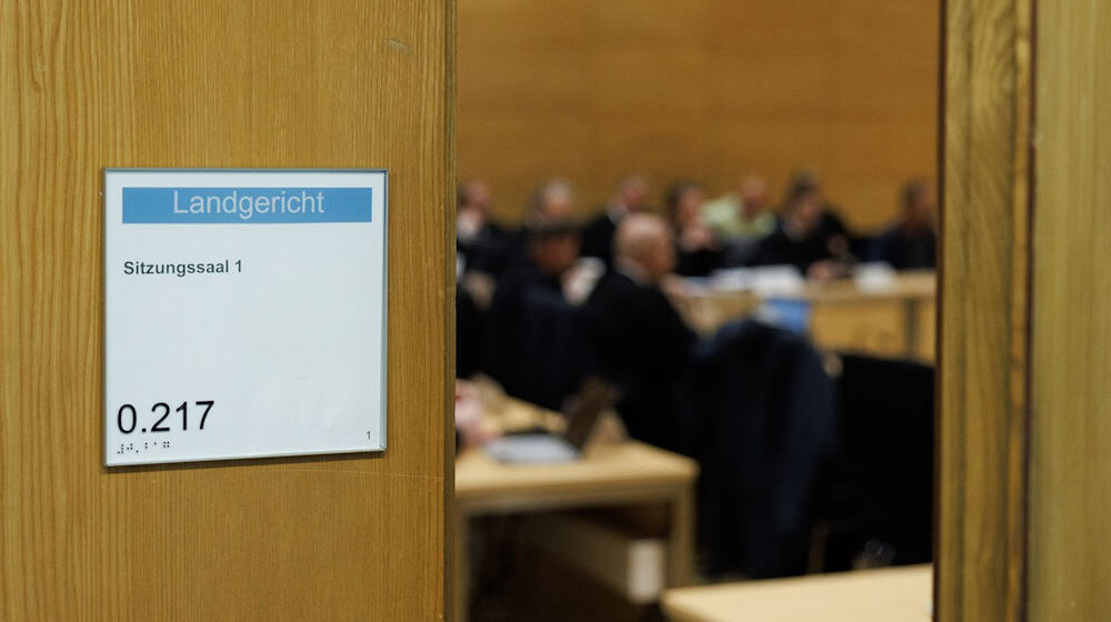  Der Prozess um ein intransparentes Firmengeflecht zum Betrug mit Sozialabgaben, Lohnsteuern und Arbeitslöhnen am Landgericht Bielefeld ist mit einem Urteil zu ende gegangen. (Archivbild)  / Foto: Friso Gentsch/dpa