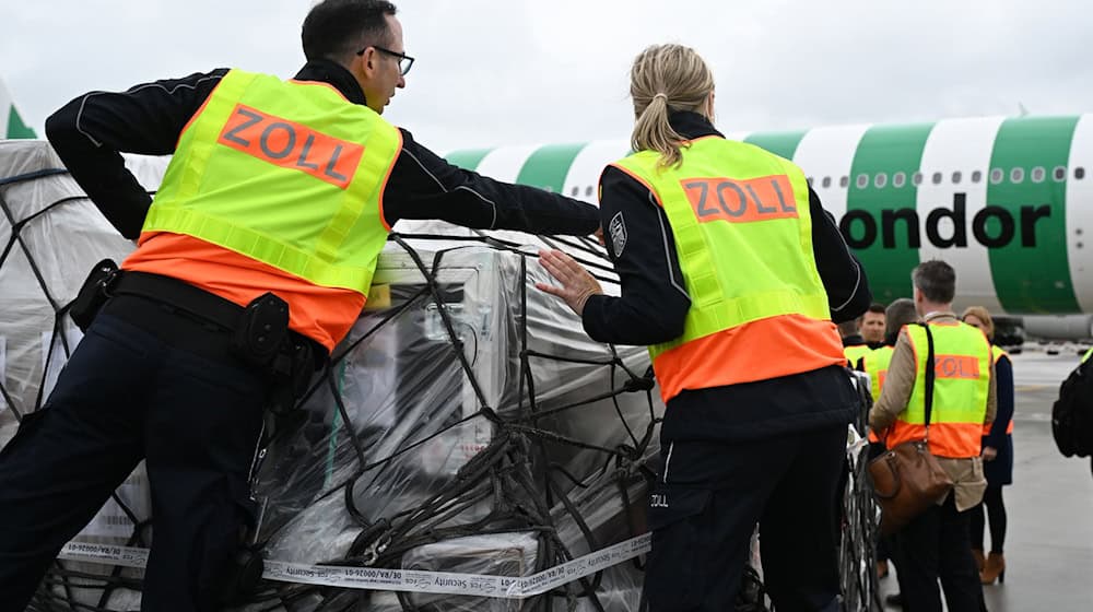 Zum Start in die Urlaubssaison erinnert der Zoll an die Mengenbegrenzung für bestimmte Waren. (Symbolbild)  / Foto: Arne Dedert/dpa