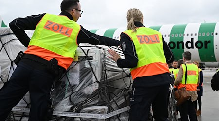 Zum Start in die Urlaubssaison erinnert der Zoll an die Mengenbegrenzung für bestimmte Waren. (Symbolbild)  / Foto: Arne Dedert/dpa
