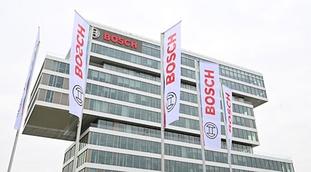 Bosch kürzt die Arbeitszeit von Mitarbeitern - auch hier am Forschungscampus in Renningen. (Archivbild) / Foto: Bernd Weißbrod/dpa