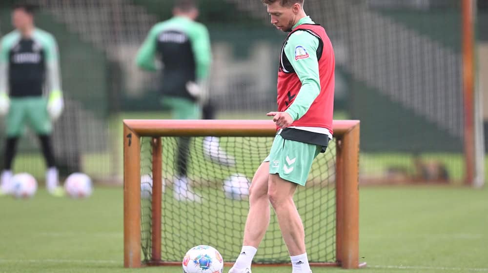 Da war er noch fit: Mitchell Weiser beim Werder-Trainingsauftakt. / Foto: Carmen Jaspersen/dpa