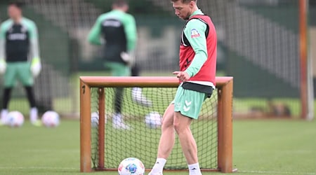 Da war er noch fit: Mitchell Weiser beim Werder-Trainingsauftakt. / Foto: Carmen Jaspersen/dpa