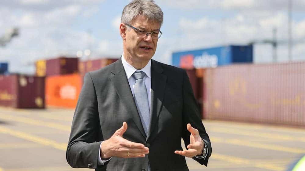 Der Bund will 400 Millionen Euro zusätzlich in den klimaneutralen Umbau von Schifffahrt und Häfen stecken, sagt Bundesverkehrsminister Patrick Schnieder (CDU). / Foto: Oliver Berg/dpa