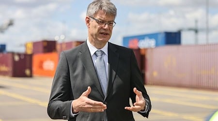 Der Bund will 400 Millionen Euro zusätzlich in den klimaneutralen Umbau von Schifffahrt und Häfen stecken, sagt Bundesverkehrsminister Patrick Schnieder (CDU). / Foto: Oliver Berg/dpa