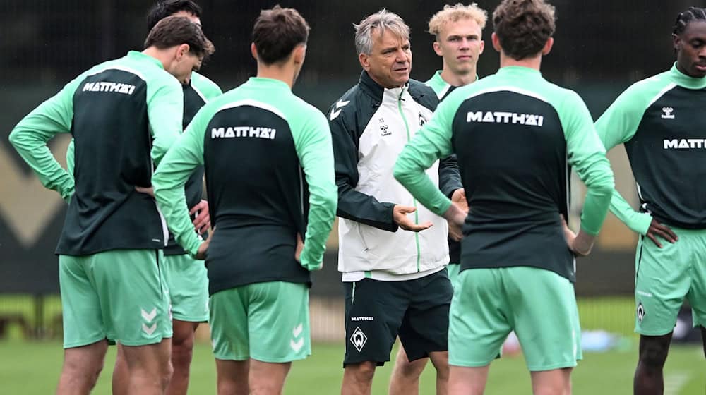 Gleich mittendrin: Werders neuer Trainer Horst Steffen. / Foto: Carmen Jaspersen/dpa