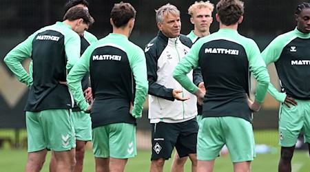 Gleich mittendrin: Werders neuer Trainer Horst Steffen. / Foto: Carmen Jaspersen/dpa