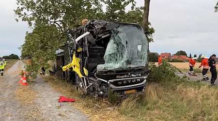 Die Bergung eines verunglückten Reisebusses in Gifhorn dauert mehrere Stunden. / Foto: Benjamin Müller/TNN/dpa