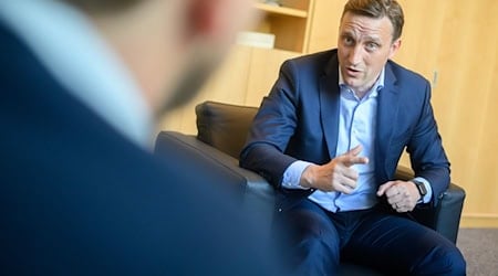 Lechner nennt die geplante Gasförderung vor Borkum «einen sinnvollen Zwischenschritt». (Archivbild) / Foto: Julian Stratenschulte/dpa