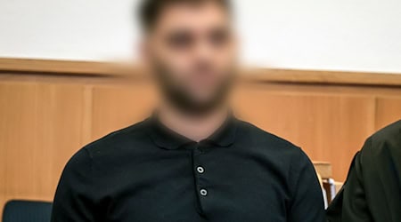 Vor den Augen von Polizisten soll ein Mann einen 35-Jährigen ermordet haben. (Archivbild) / Foto: -/dpa Pool/dpa