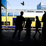 Von Juni 2026 an teilen sich Metronom und DB Regio den Betrieb im Hansenetz. (Archivbild) / Foto: Julian Stratenschulte/dpa