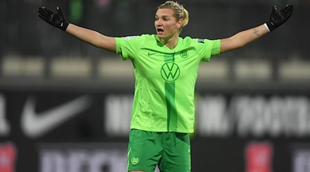 Ist beim Bundesliga-Saisonauftakt mit dem VfL Wolfsburg bei den HSV-Fußballerinnen zu Gast: Ex-Nationalspielerin Alexandra Popp.   / Foto: Swen Pförtner/dpa