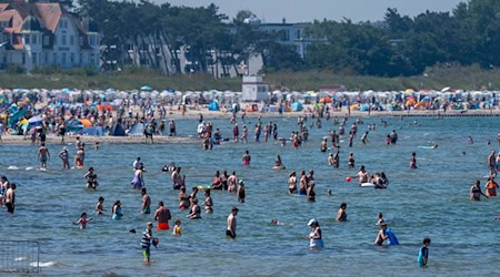 Vor dem Baden im kühlen Meer sollte man den aufgeheizten Körper langsam runterkühlen, sonst kann es lebensgefährlich werden. (Archivbild) / Foto: Stefan Sauer/dpa