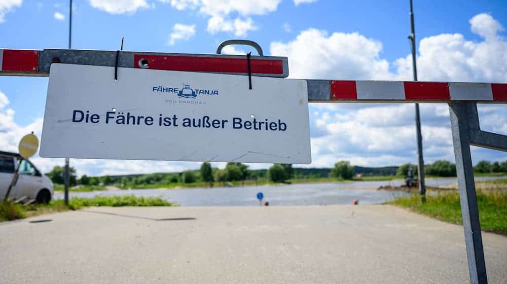Weil die Fähre nicht die Elbe queren kann, bringt ein Kanu-Verleih Menschen ans andere Ufer. (Archivfoto) / Foto: Philipp Schulze/dpa