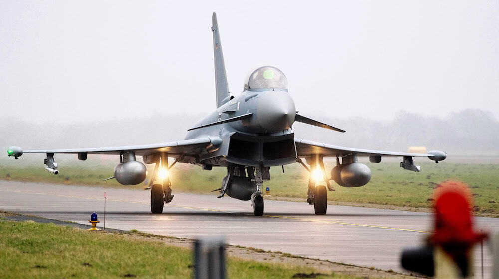 Wegen der Sanierung der Landebahn hatte die Luftwaffe die Eurofighter 2022 von Wittmund nach Laage verlegt. (Archivbild) / Foto: Hauke-Christian Dittrich/dpa
