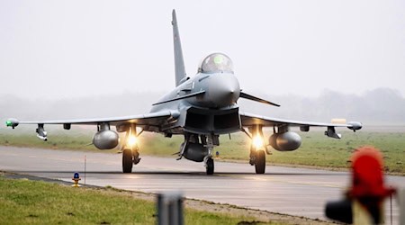 Wegen der Sanierung der Landebahn hatte die Luftwaffe die Eurofighter 2022 von Wittmund nach Laage verlegt. (Archivbild) / Foto: Hauke-Christian Dittrich/dpa