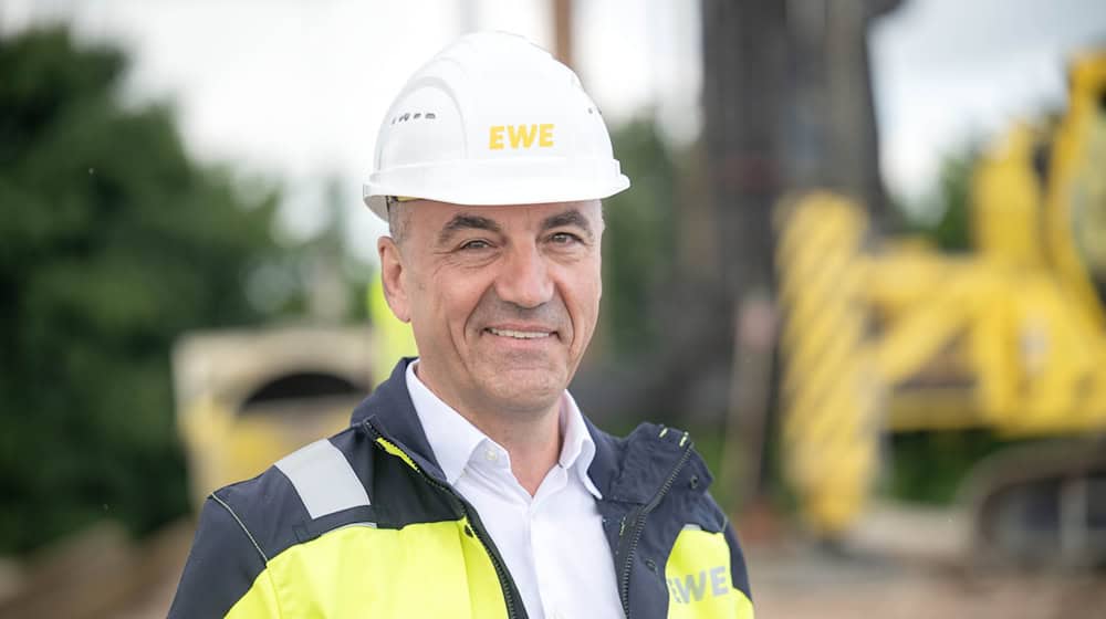 EWE-Chef Stefan Dohler kritisiert, dass EU-Vorgaben die Wasserstoffproduktion unnötig teuer machen.  / Foto: Sina Schuldt/dpa