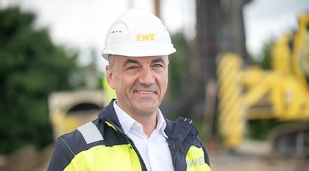 EWE-Chef Stefan Dohler kritisiert, dass EU-Vorgaben die Wasserstoffproduktion unnötig teuer machen.  / Foto: Sina Schuldt/dpa