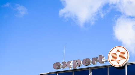 Expert betreibt 65 eigene Fachmärkte. Als zweitgrößter Elektronikhändler setzt das Unternehmen auch verstärkt auf Onlinehandel. / Foto: Julian Stratenschulte/dpa