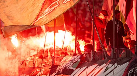 Für das Abbrennen von Pyrotechnik im Heimspiel gegen den SC Paderborn bittet der DFB Hannover 96 nun zur Kasse.  / Foto: David Inderlied/dpa