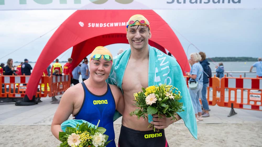 Knapp 1.100 Teilnehmerinnen und Teilnehmer machten beim Sundschwimmen mit. / Foto: Stefan Sauer/dpa