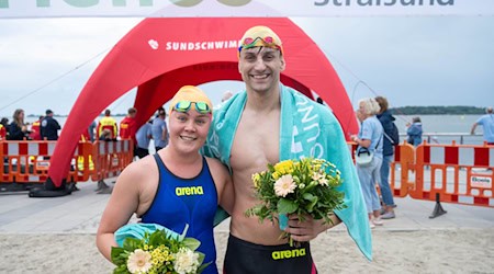 Knapp 1.100 Teilnehmerinnen und Teilnehmer machten beim Sundschwimmen mit. / Foto: Stefan Sauer/dpa