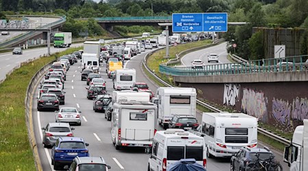 Auf den Autobahnen in Niedersachsen und Bremen kann es am Wochenende voll werden. (Symbolbild) / Foto: Christian Charisius/dpa