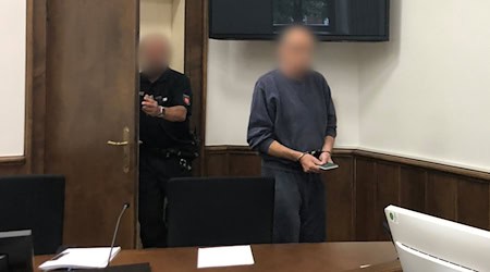 Eine Kammer am Landgericht Aurich hat den Angeklagten (r.) wegen Totschlags zu einer mehrjährigen Freiheitsstrafe verurteilt. (Archivbild)  / Foto: Lennart Stock/dpa