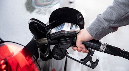 Eine dreiste Dieseldiebin tankt an der A7, will aber nicht bezahlen. (Symbolbild) / Foto: Felix König/dpa