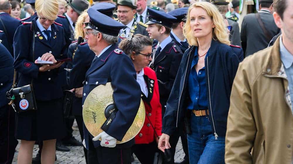 Die Schauspielerin Maria Furtwängler steht bei Dreharbeiten für einen neuen fiktiven „Tatort“ inmitten des realen Schützenausmarsches am Neuen Rathaus.  / Foto: Julian Stratenschulte/dpa