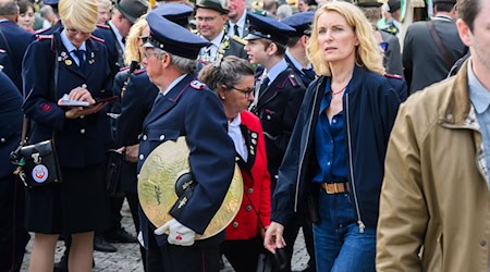 Die Schauspielerin Maria Furtwängler steht bei Dreharbeiten für einen neuen fiktiven „Tatort“ inmitten des realen Schützenausmarsches am Neuen Rathaus.  / Foto: Julian Stratenschulte/dpa