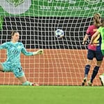 Wechselt zum WFC Arsenal: Die bisherige Wolfsburgerin Anneke Borbe (l). / Foto: Swen Pförtner/dpa