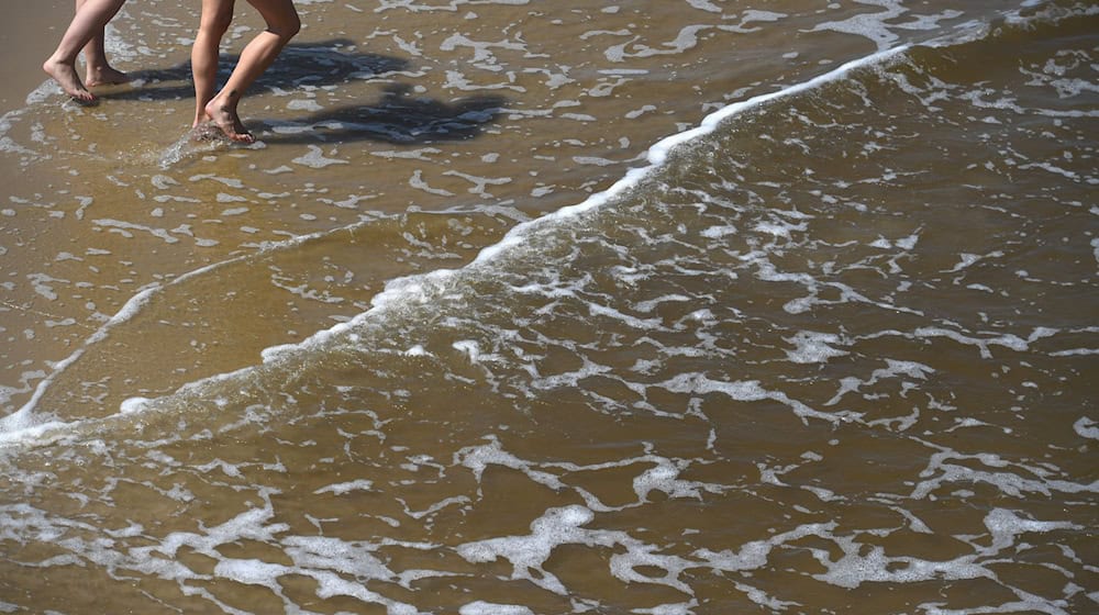 Mit der sommerlichen Hitze steigt das Risiko für Vibrionen-Infektionen an Nord- und Ostsee. / Foto: Stefan Sauer/dpa/dpa-tmn