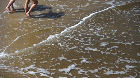 Mit der sommerlichen Hitze steigt das Risiko für Vibrionen-Infektionen an Nord- und Ostsee. / Foto: Stefan Sauer/dpa/dpa-tmn