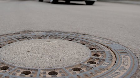Das OLG Celle verurteilt die Gemeinde Lindwedel nach einem Sturz auf einen Gullydeckel zu Schmerzensgeld. (Symbolbild) / Foto: Jan-Philipp Strobel/dpa/dpa-tmn