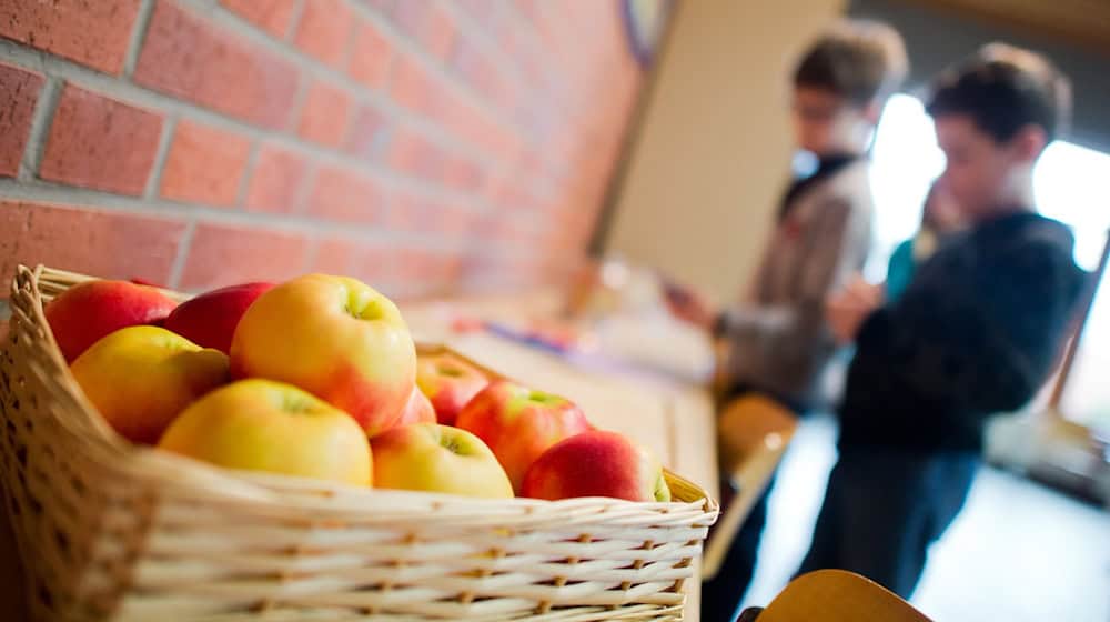 Äpfel im Klassenzimmer: In immer mehr Schulen gehört frisches Obst fest zum Alltag. (Archivbild) / Foto: picture alliance / Julian Stratenschulte/dpa