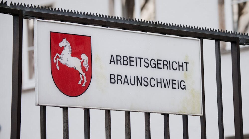 Das Arbeitsgericht Braunschweig muss in drei Wochen über die Klage gegen VW entscheiden. (Archivfoto) / Foto: Julian Stratenschulte/dpa