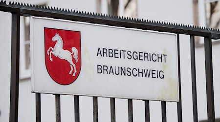 Das Arbeitsgericht Braunschweig muss in drei Wochen über die Klage gegen VW entscheiden. (Archivfoto) / Foto: Julian Stratenschulte/dpa